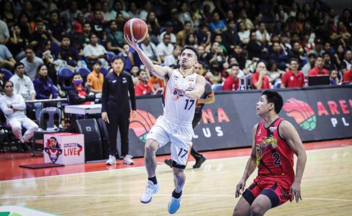 sports_PBA_resized Ilonggo Anjo Caram of Meralco Bolts scoops for a layup as San Miguel Beermen’s Celedonio Trollano looks on. PBA PHOTO