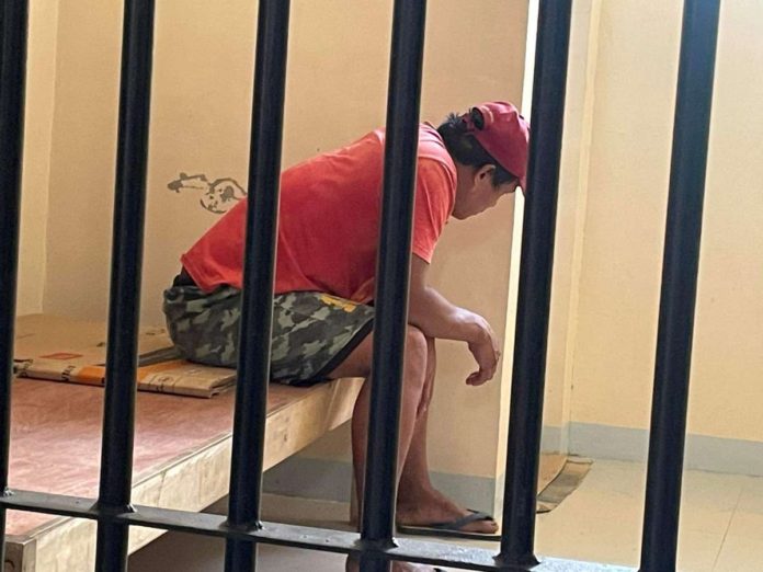 stabbing_resized Suspect Dandy Opeñano was detained at the Malinao police station for stabbing to death Sherwin Retiro inside the barangay hall of Bulabud, Malinao, Aklan on Wednesday, June 12. RADYO TODO AKLAN 88.5 FM PHOTO