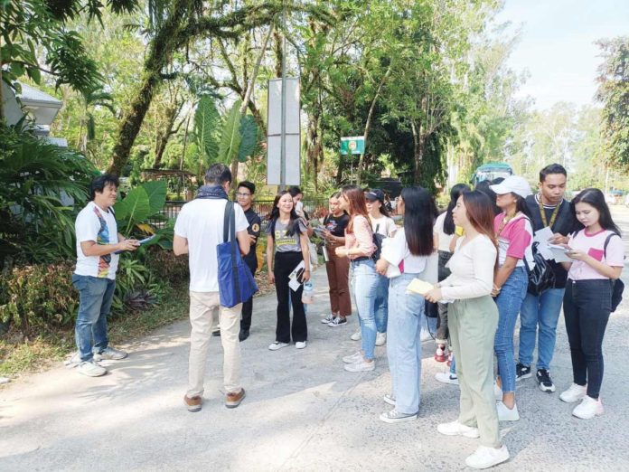 tour_guides_resized National Economic and Development Authority’s planned tariff cuts on rice would not benefit Filipino farmers, as this would put pressure to lower palay’s farmgate price. AJ PALCULLO/PN