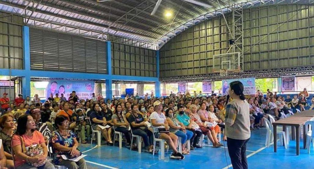 Iloilo City residents receive financial aid through the Ayuda sa Kapos ang Kita Program in partnership with the Department of Social Welfare and Development Region 6.