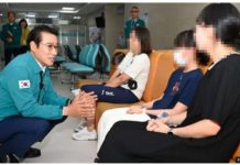 Namwon City mayor Choi Kyung-sik speaks to patients infected with norovirus in a hospital waiting room. NAMWON CITY GOV’T PHOTO