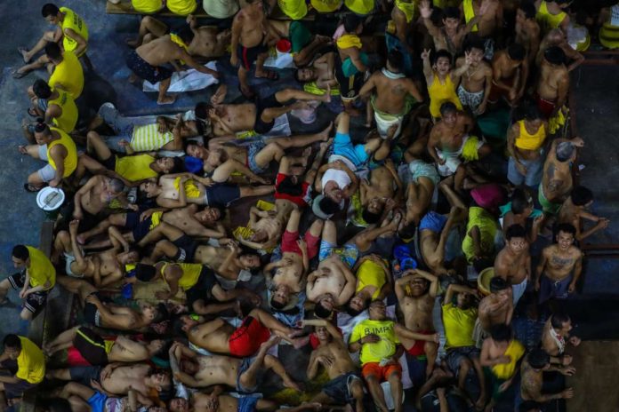 Mental_resized This photo taken on March 27, 2020 shows prison inmates sleeping and gesturing in cramped conditions in the crowded courtyard of the Quezon City jail. Conditions in detention facilities “give rise to a lot of diseases,” according to the Department of Health. AFP