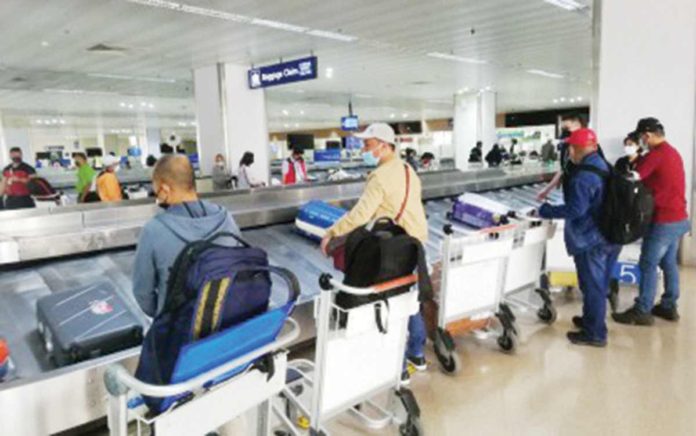 NAIA_resized Travelers are encouraged to wear facemasks and observe sanitary measures amid the reported rise in cases of streptococcal toxic shock syndrome infection in Japan. Photo shows passengers at NAIA Terminal 1. PNA FILE PHOTO BY CRISTINA ARAYATA