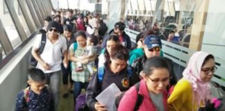 Passengers, mostly overseas Filipino workers, arrive at the Ninoy Aquino International Airport. PNA FILE PHOTO BY CRISTINA ARAYATA