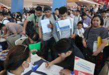 EODB, strong ties with private sector to ‘future proof’ PH jobs – DOLE The national government’s Trabaho Para sa Bayan plan is expected to help generate at least 3 million new jobs by 2028. Photo shows applicants lining up for an interview at the Labor Day jobs fair in Pasay City. PNA PHOTO BY AVITO DALAN
