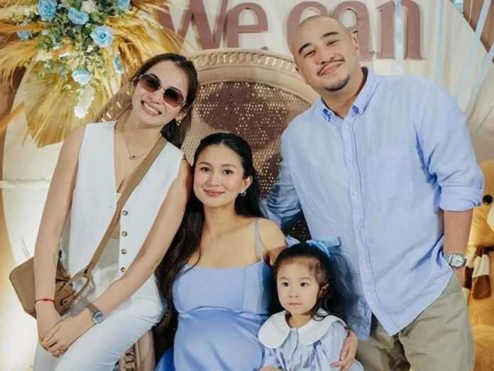 baby-shower1 Jennylyn Mercado with Sheena Halili, her husband Jeron Manzanero and their daughter Martina. @NICEPRINTPHOTO/INSTAGRAM PHOTO
