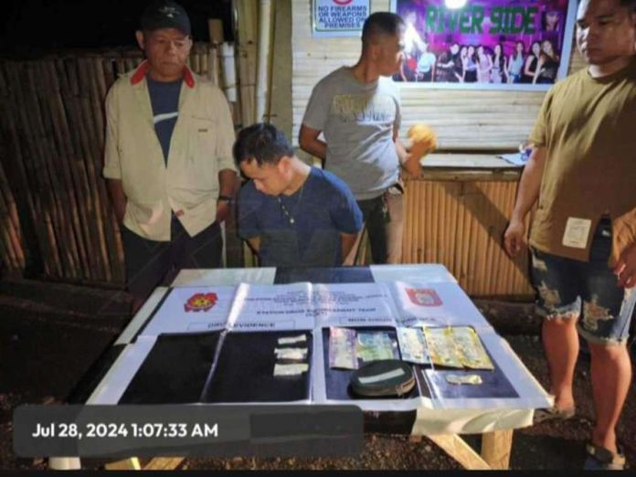 buy_bust_resized A former call center agent was caught in possession of 15 grams of suspected shabu on Saturday night, July 27, in Tapaz, Capiz. PHOTO COURTESY OF 106.5 XFM ROXAS CITY, CAPIZ