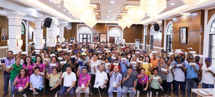 capiz_farmers_resized A total of 173 farmers from the towns of Panay and Pontevedra in Capiz province receive indemnity claims from the Philippine Crop Insurance Corporation. CAPIZ PROVINCIAL GOVERNMENT COMMUNICATIONS GROUP PHOTO