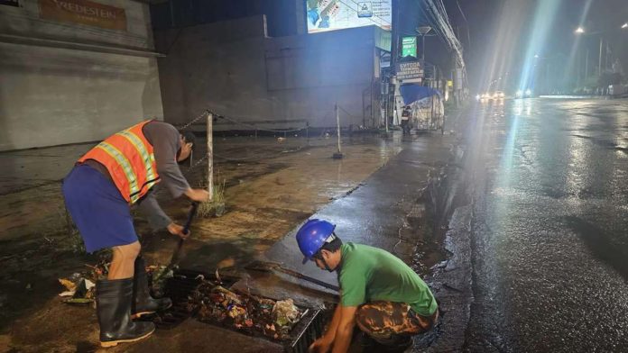 declog_canals_resized Personnel of Bacolod City Disaster Risk Reduction and Management Office conducted clearing of drainage inlets clogged by mixed garbage on Araneta Street and Araneta Street-Alijis Road Old Airport early Wednesday morning, July 24. BACOLOD CDRRMO PHOTO