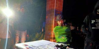Police seized 10 plastic sachets of suspected shabu weighing around 65 grams and valued at approximately 442,000 from drug suspect alias “Poping” in Barangay Pandac, Pavia, Iloilo. RUBY SILUBRICO PHOTO