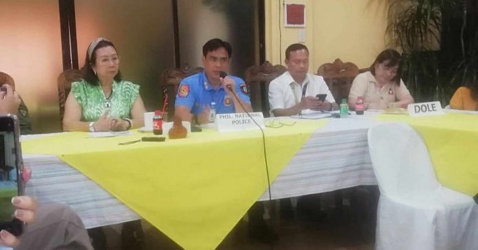 ex-rebels_resized Lieutenant Colonel Angelo Pueblos (second from left), deputy director for operations of the Antique Police Provincial Office, reports that 98 former members of the New People’s Army surrendered from 2023 until July 24 this year in the province. PNA PHOTO BY ANNABEL CONSUELO J. PETINGLAY