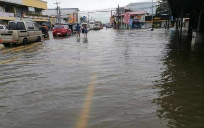 flood_pic_resized The Iloilo Provincial Health Office advised the public anew to avoid wading in floodwaters. It added that for those whose occupations make this unavoidable, like farmers and laborers, wearing protective gear and ensuring no open wounds are present on the feet is crucial. OTON VICE MAYOR JOSE NEIL OLIVAREZ/FACEBOOK FILE PHOTO