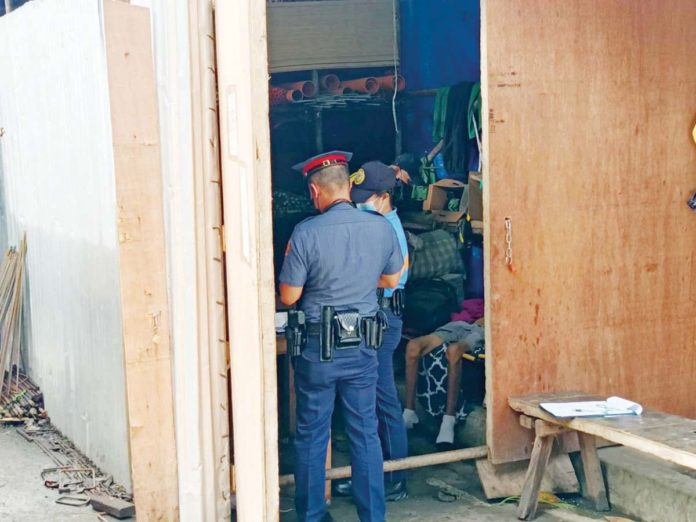 foreman_found_dead_resized The 63-year-old Froilan Bernas was found dead at a construction site in Barangay Benedicto, Jaro, Iloilo City with multiple stab wounds on the chest and mouth covered with a cloth. AJ PALCULLO/PN