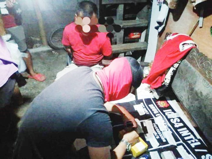 illegal_drugs_resized Officers of the Iloilo City Police Station 4 seized P34,000 worth of suspected shabu from fish vendor alias “Kapid” in Barangay Calumpang, Molo district on Monday, July 22. PHOTO COURTESY OF GMA SUPER RADYO ILOILO