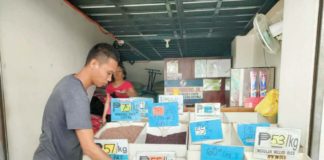 Rice sellers are being urged to stay informed about the reduced tariff on imported rice. To lower rice prices, President Ferdinand “Bongbong” Marcos Jr. issued Executive Order 62 mandating a significant cut in the tariff on imported rice, reducing it from 35 percent to just 15 percent. AJ PALCULLO/PN
