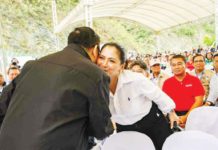 Mayor Jerry Treñas and Cong. Julienne “Jam-jam” Baronda were seen exchanging cheek kisses during the inauguration of the Jalaur River Multi-Purpose Project (JRMP II) on Tuesday, July 16. JAM-JAM BARONDA/FACEBOOK PHOTO