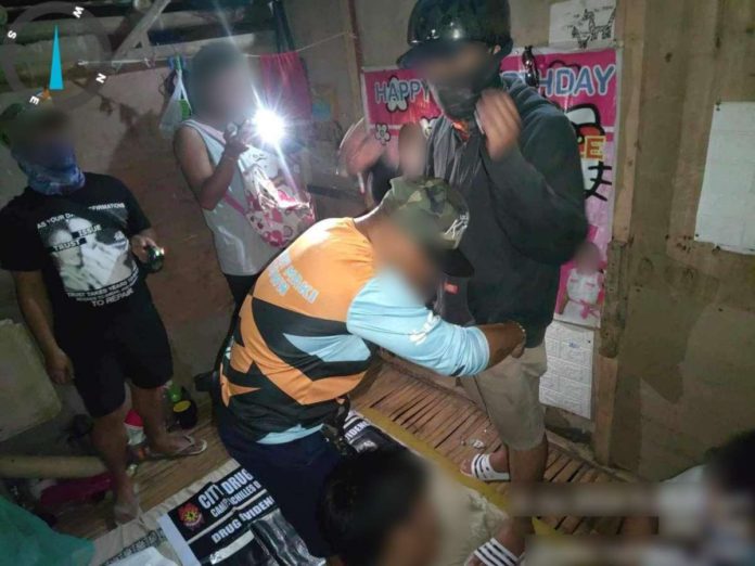 loboc_drugs1_resized The 40-year-old alias “Toto”, a resident of Barangay Loboc, Lapuz, Iloilo City, was apprehended on Saturday, July 6, for possessing P476,00 worth of suspected shabu. PRO-6 PHOTO