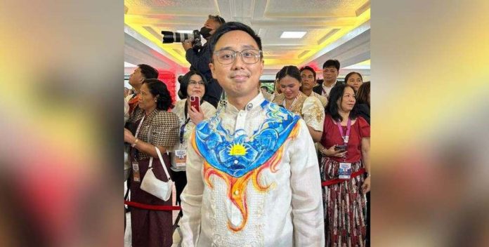 manuel-pic Kabataan party-list’s Cong. Raoul Manuel wore a protest barong at this year’s State of the Nation Address. His barong features a “mural of an alternative future envisioned by Filipino youth painted as a toga hood,” the party-list said on its Facebook post. CARBY BASINA/GMA INTEGRATED NEWS PHOTO