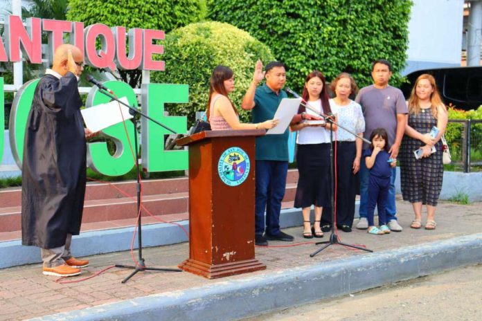oath-taking_resized San Jose’s Mayor Justin Encarnacion takes his oath before Judge Jojo Cruzat in front of the municipal hall on Wednesday afternoon, July 3. VM DELFIN JUSTIN RIOS ENCARNACION/FACEBOOK PHOTO