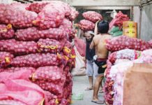 DA extends import ban on red onions in August Workers unload bags of red onions inside a storage area in Divisoria market in Manila. GEORGE CALVELO, ABS-CBN NEWS/FILE PHOTO