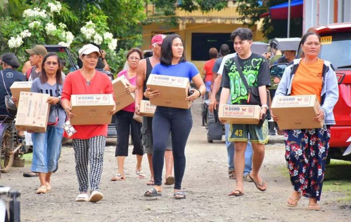 roxas_city_farmers_resized A total of 1,500 El Niño-hit farmers from 15 barangays in Roxas City received family food packs from Department of Social Welfare and Development Region 6. MAYOR RONNIE DADIVAS/FACEBOOK PHOTO