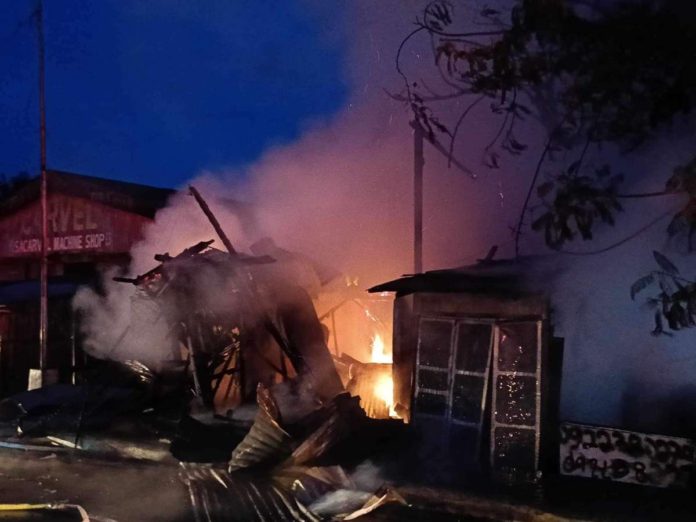 roxas_fire_resized A Tuesday morning fire gutted a sari-sari store, boardinghouse and auto supply shop in Barangay 10, Roxas City. The estimated damage reached P200,000. BOMBO RADYO ROXAS PHOTO