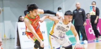 Negrense Jeramer Cabanag of Caloocan Batang Kankaloo tries to stop Iloilo United Royals’ Ry dela Rosa. MPBL PHOTO