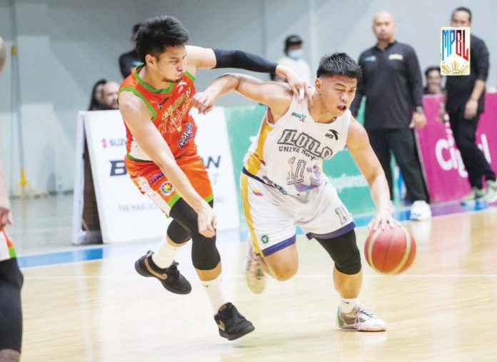sports_Caloocan_resized Negrense Jeramer Cabanag of Caloocan Batang Kankaloo tries to stop Iloilo United Royals’ Ry dela Rosa. MPBL PHOTO