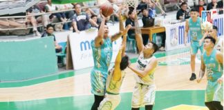 Negros Muscovados’ Jonjon Gabriel attempts to score against a Rizal Xentro Mall Golden Coolers player. MPBL PHOTO