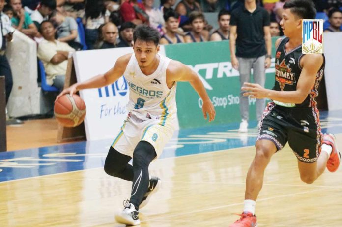 sports_Negros_resized Negros Muscovados’ Jan Formento dribbles the ball while being defended by an Imus Agimat VA Drones player. MPBL PHOTO
