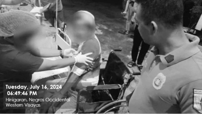 stabbing_resized Tricycle driver Renato Magquilat (center) was stabbed twice by his friend, Ryan Garcia, in Barangay Gargato, Hinigaran, Negros Occidental on July 16. K5 NEWS FM NEGROS OCCIDENTAL PHOTO