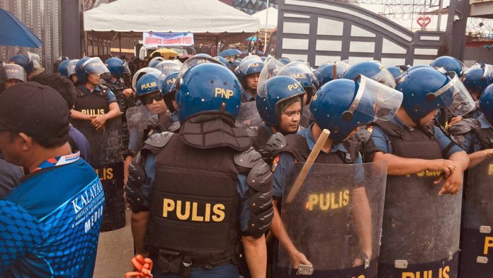 2000-police-officers-Apollo-Quiboloy-KOJC-compound