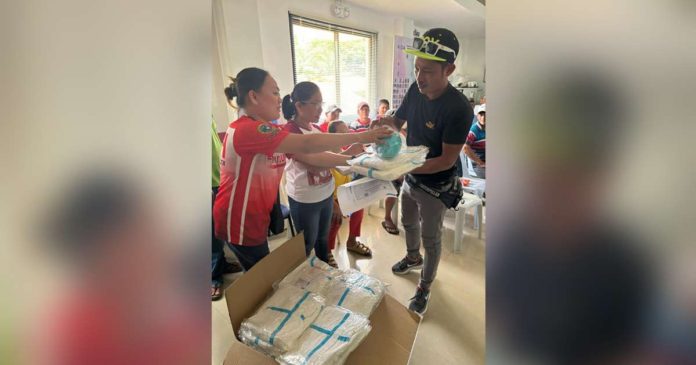 DILG pic_superimposed The Iloilo Provincial Health Office held an orientation on vector control management at the San Dionisio Rural Health Unit on Wednesday, August 21. It also distributed personal protective equipment to 60 spraymen from various barangays in preparation for indoor residual spraying. ILOILO PROVINCIAL HEALTH OFFICE PHOTO