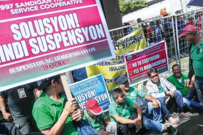 Marchers join a unity walk of transport groups supporting the Public Transport Modernization Program as they hold a rally program on Mendiola bridge in Manila on August 5, 2024. JONATHAN CELLONA/ABS-CBN NEWS PHOTO