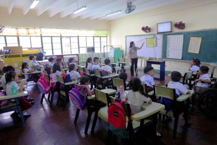 DepEd_resized Grade 1 learners attend classes at Aurora A. Quezon Elementary School in Manila. Academic Year 2024-2025 will end on May 16, 2025 as part of the gradual revert to the old academic calendar of June to March. PNA
