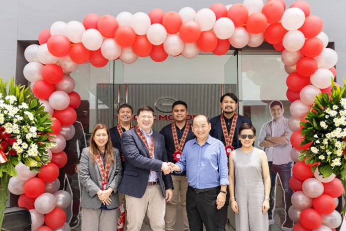 GAC Motor Bacolod opening 1 Photo shows (first row, from left to right) Timmy De Leon, Marketing Director, Astara Philippines; Franz Decloedt, Brand Head, GAC Motor Philippines; Geoffrey Garland L. Ponce, President & CEO, Ponce Automobile Corp.; Aurora Evelyn C. Ponce, Director, Ponce Automobile Corp.; (second row, from left to right) Richard Lansangan, Aftersales Director, Astara Philippines; Ralph Descallar, Network Development Manager, Astara Philippines; Ryan Bermudez, Sales Director, Astara Philippines.