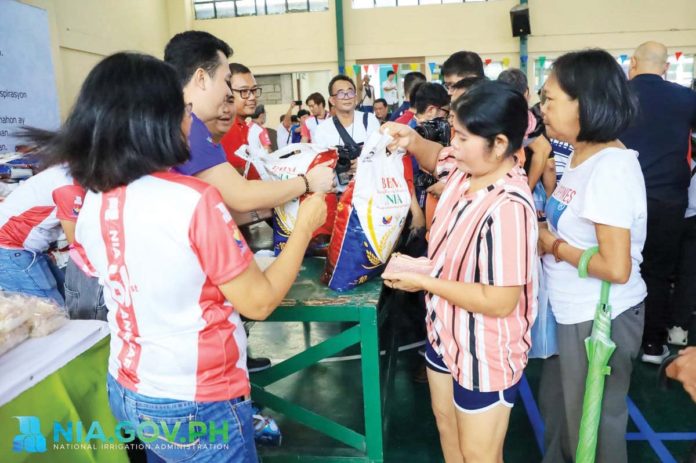P29_rice_resized The National Irrigation Administration sold P29 per kilo rice on Thursday, August 8, 2024. Select buyers consisting of 300 residents of barangays Pag-asa, Central and Pinyahan in Quezon City were 4Ps beneficiaries, elderly, solo parents, and persons with special needs. NATIONAL IRRIGATION ADMINISTRATION PHOTO