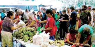 Buyers troop to the Bureau of Animal and Industry Kadiwa store in Visayas Avenue, Diliman, Quezon City. They can purchase rice for P29 per kilo and other fresh agricultural products and food items at lower prices. PNA