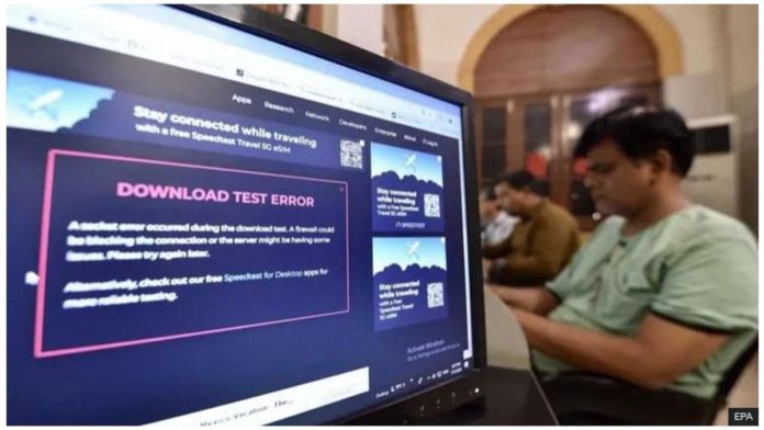 Pakistan.JPG_resized A screen shows a download error amid slow speed and disruptions of internet services in Karachi, Pakistan. Some have accused officials of throttling the internet to quash dissent. EPA