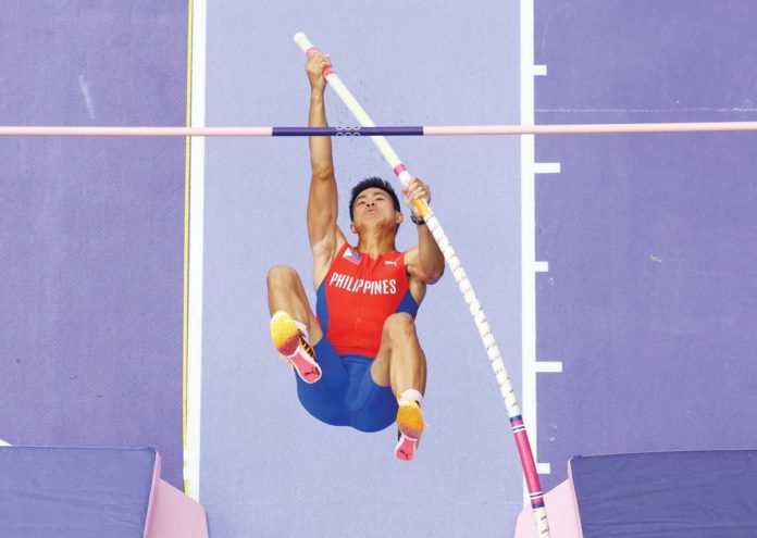 SPORTS_OBIENA_resized Ernest John Obiena executes his pole vault routine during the qualifying round. REUTERS