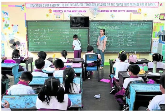 Teachers_resized A school teacher holds an English class for her Grade 2 pupils in San Francisco Elementary School in Quezon City. GRIG C. MONTEGRANDE, PHILIPPINE DAILY INQUIRER