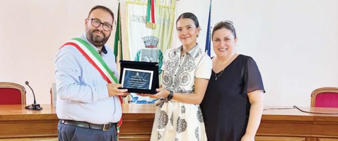 alessandra_resized Alessandra de Rossi receives plaque of recognition from Martano, Italy’s town officials. @MSDEROSSI/INSTAGRAM PHOTO