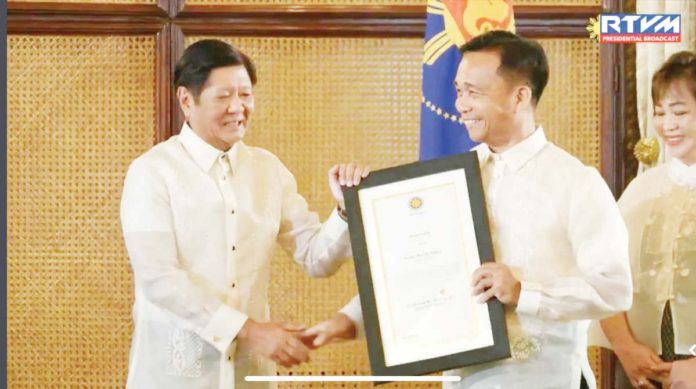 aposin_award_resized President Ferdinand “Bongbong” Marcos Jr. confer the 2022 Lone Presidential Gawad Career Executive Service award to Dr. Miguel Mac D. Aposin (right), superintendent of the Schools Division Office of Capiz. SCREENGRABED FROM PRESIDENTIAL COMMUNICATIONS OFFICE FACEBOOK LIVE
