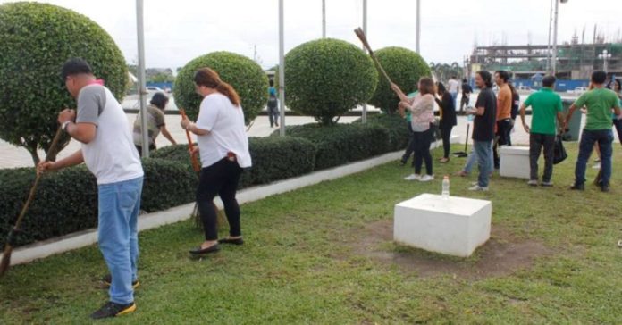 bacolod_dengue_cases_resized The City Health Office encourages the public anew to practice the 4S strategy against dengue following the sharp increase in the number of dengue cases in Bacolod City. File photo shows the city government employees cleaning the surroundings of the Bacolod City Government Center. PHOTO COURTESY OF PNA