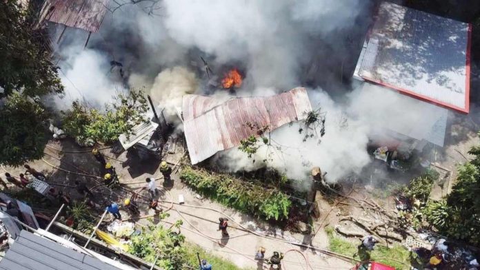 bacolod_fire_resized_resized Firefighters and residents try to contain the fire that broke out in a residential area in Barangay Tangub, Bacolod City on Wednesday, August 21. PHILIPPINE EMERGENCY ALERTS PHOTO