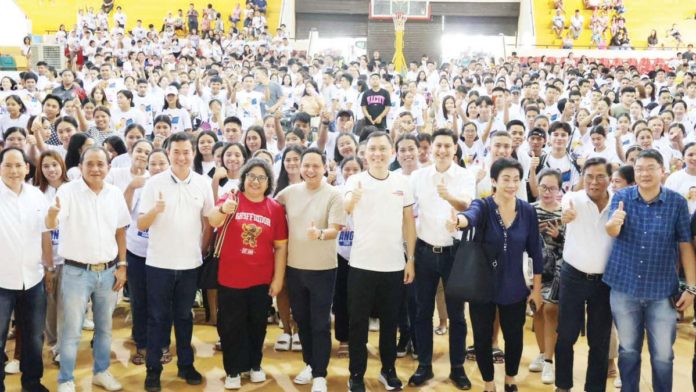banner_pic_resized Cong. Jojo Ang of the Uswag Ilonggo Party-list, along with Iloilo’s Gov. Arthur Defensor Jr. and 3rd District’s Cong. Lorenz Defensor, leads the distribution of educational assistance to 609 students from the Third District on Saturday, August 10, in Pototan town.