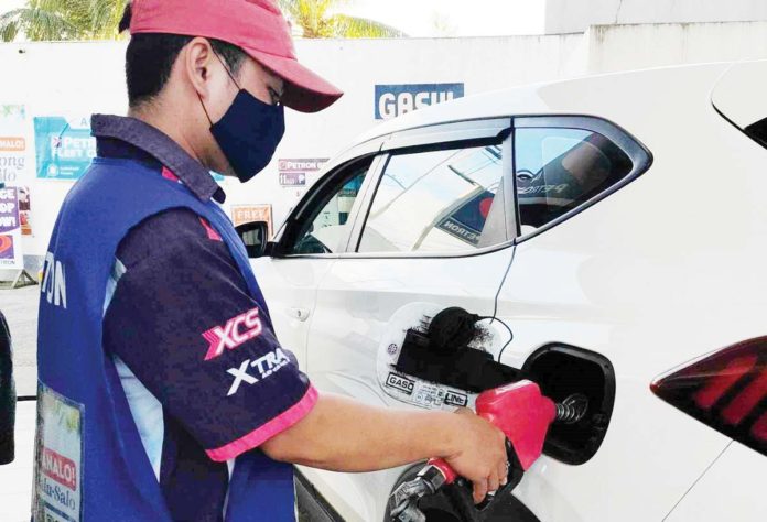 bigtime-rollback Gasoline prices will drop by P2.45 per liter, diesel by P1.90 per liter and kerosene by P2.40 today, August 13. PN FILE PHOTO