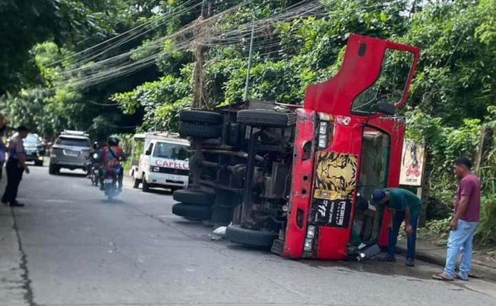 capiz-truck A driver was injured when a delivery truck turned turtle on Hemingway Street, Barangay Tiza, Roxas City on Thursday morning, August 15. RADYO MARAGTAS/FACEBOOK PHOTO