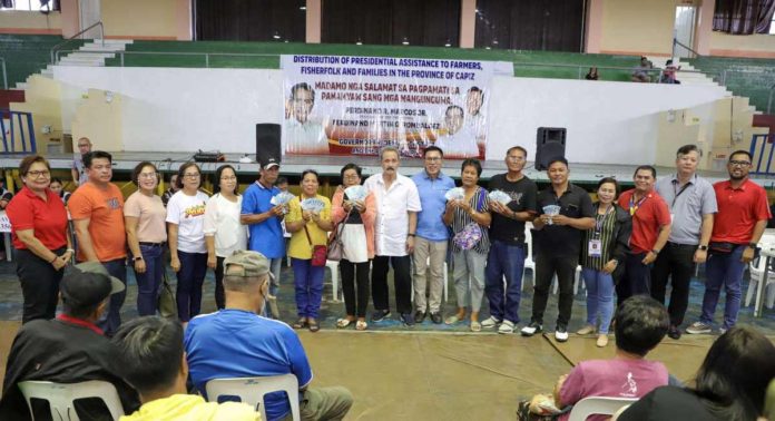 capiz_cash_aid_resized A total of 1,174 farmers from the municipalities of President Roxas, Panitan, Mambusao, Panay, and Maayon in Capiz received P10,000 each under the Presidential Assistance to Farmers, Fisherfolk and Family (PAFFF) program. CAPIZ PROV’L GOV’T COMMUNICATIONS GROUP PHOTO