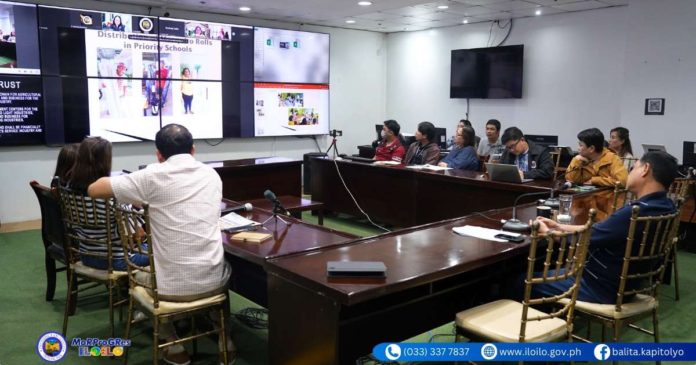 dengue_comFrom January 1 to July 27, 2024, Iloilo province recorded 2,949 dengue cases with six fatalities. In response to the rising dengue cases, Gov. Arthur Defensor Jr. convened the Provincial Civil Defense Cluster on August 2 to formulate a comprehensive action plan to combat the ongoing threat of the mosquito-borne disease. BALITA HALIN SA KAPITOLYO PHOTOpre_resized From January 1 to July 27, 2024, Iloilo province recorded 2,949 dengue cases with six fatalities. In response to the rising dengue cases, Gov. Arthur Defensor Jr. convened the Provincial Civil Defense Cluster on August 2 to formulate a comprehensive action plan to combat the ongoing threat of the mosquito-borne disease. BALITA HALIN SA KAPITOLYO PHOTO